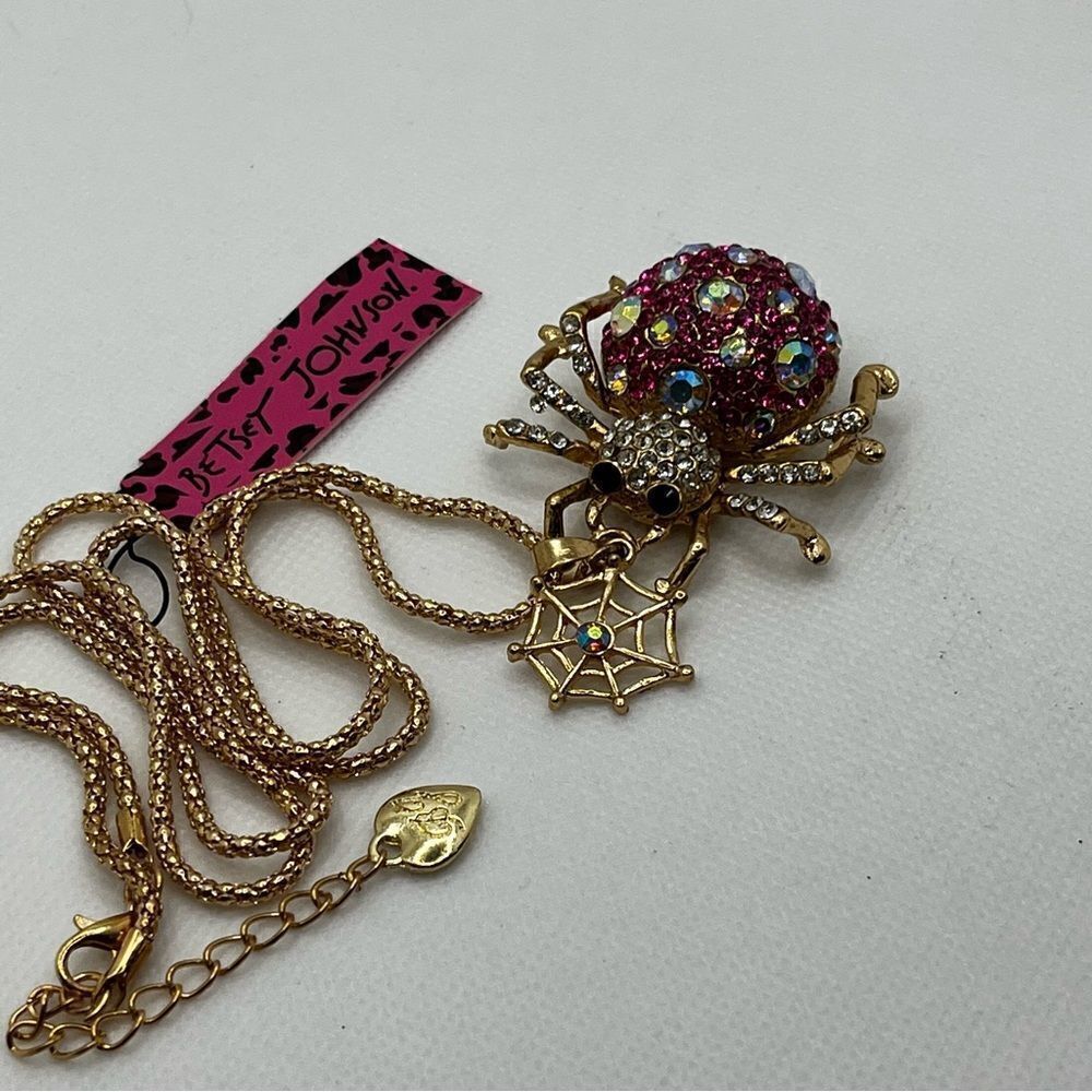 NECKLACE! HALLOWEEN! Betsey Johnson Pink Rhinestone Spider with Web BNWT - Picture 3 of 6